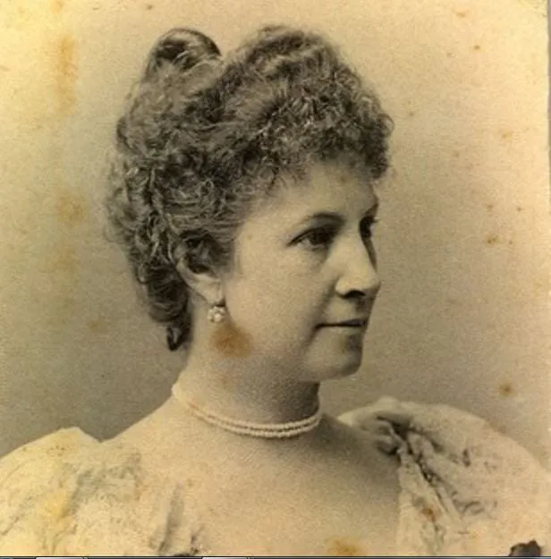 Fotografía sepia de Clorinda Matto de Turner de perfil, con collar de perlas
