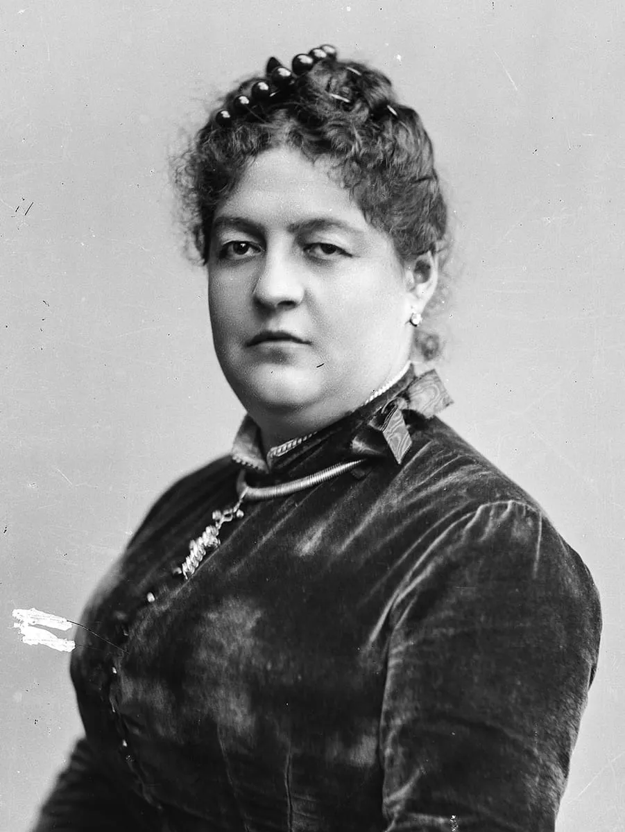 Clorinda Matto de Turner en 1887, retrato de estudio
